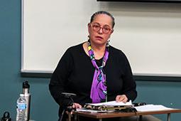 玛丽·安妮特·庞伯, 一位获奖的土著记者, 访问了俄亥俄州，向学生记者讲述了关于报道性侵犯的事情.